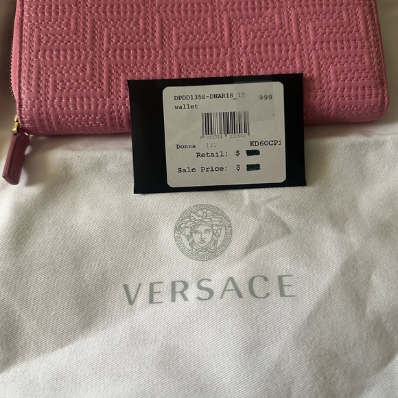 Pink Versace Wallet New with authentication card and tags
Versace Pink - Picture 5 of 5